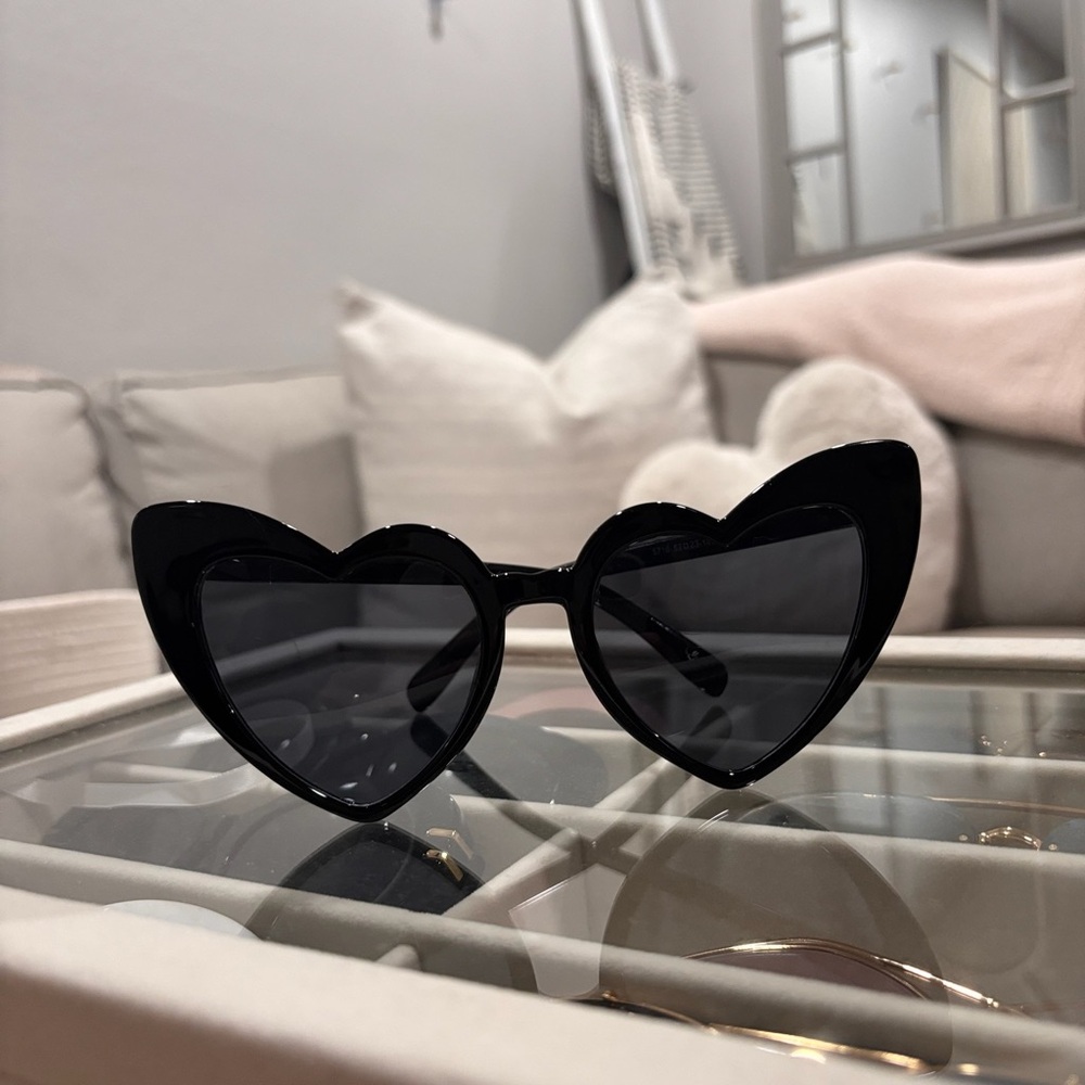 Stylish Black Sunglasses with Heart-Shaped Frames